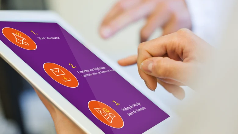 Eine Person hält ein Tablet in der Hand.
