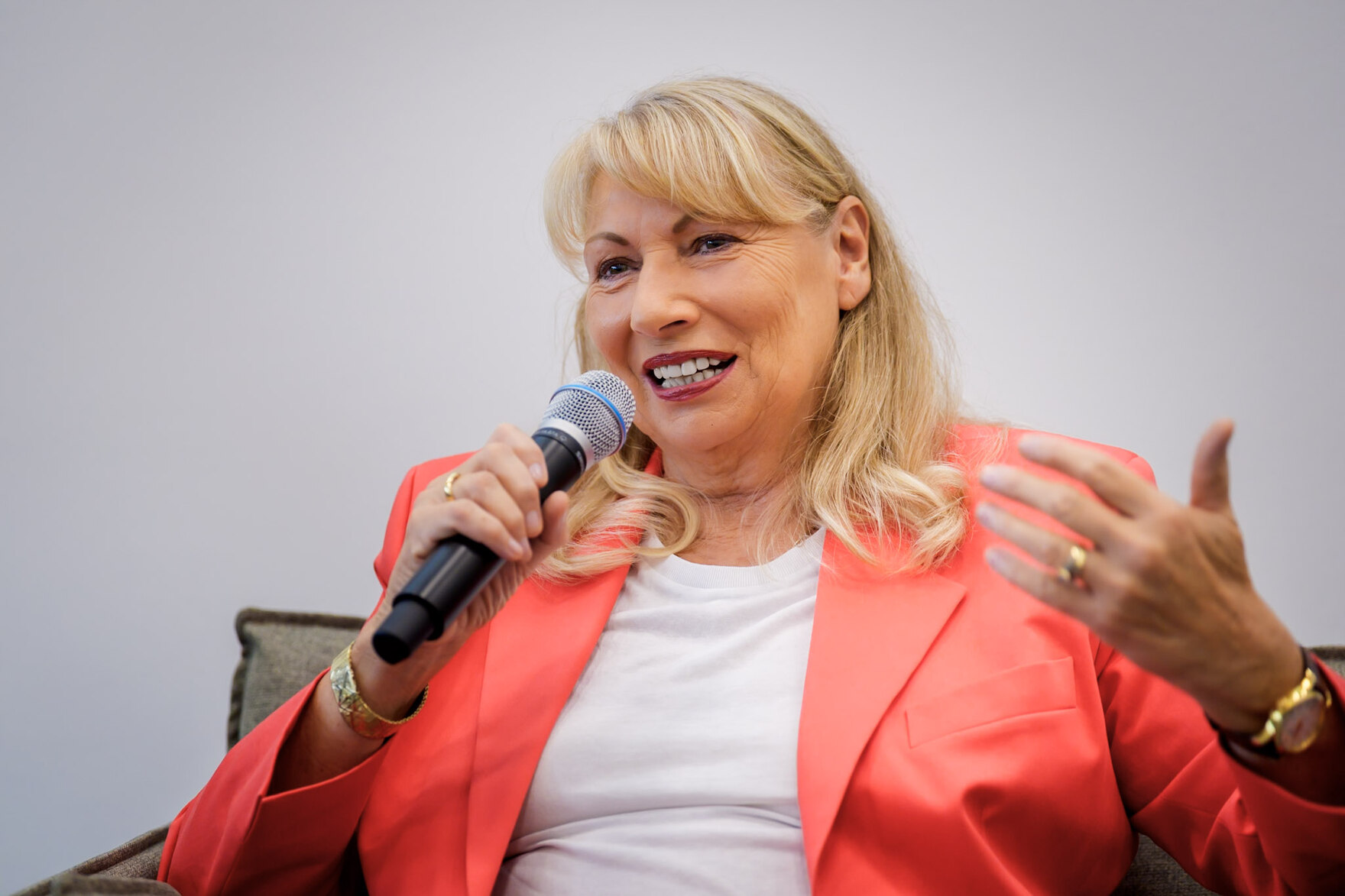 Ministerin Köpping auf dem Podium.