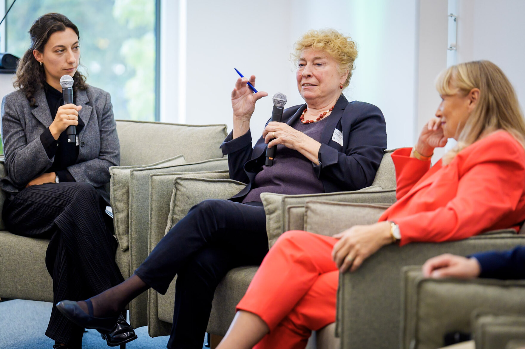 Ministerin Köpping auf dem Podium mit Gesine Schwan und der Moderatorin.