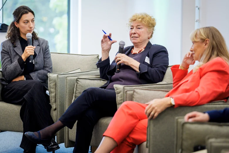 Ministerin Köpping auf dem Podium mit Gesine Schwan und der Moderatorin.