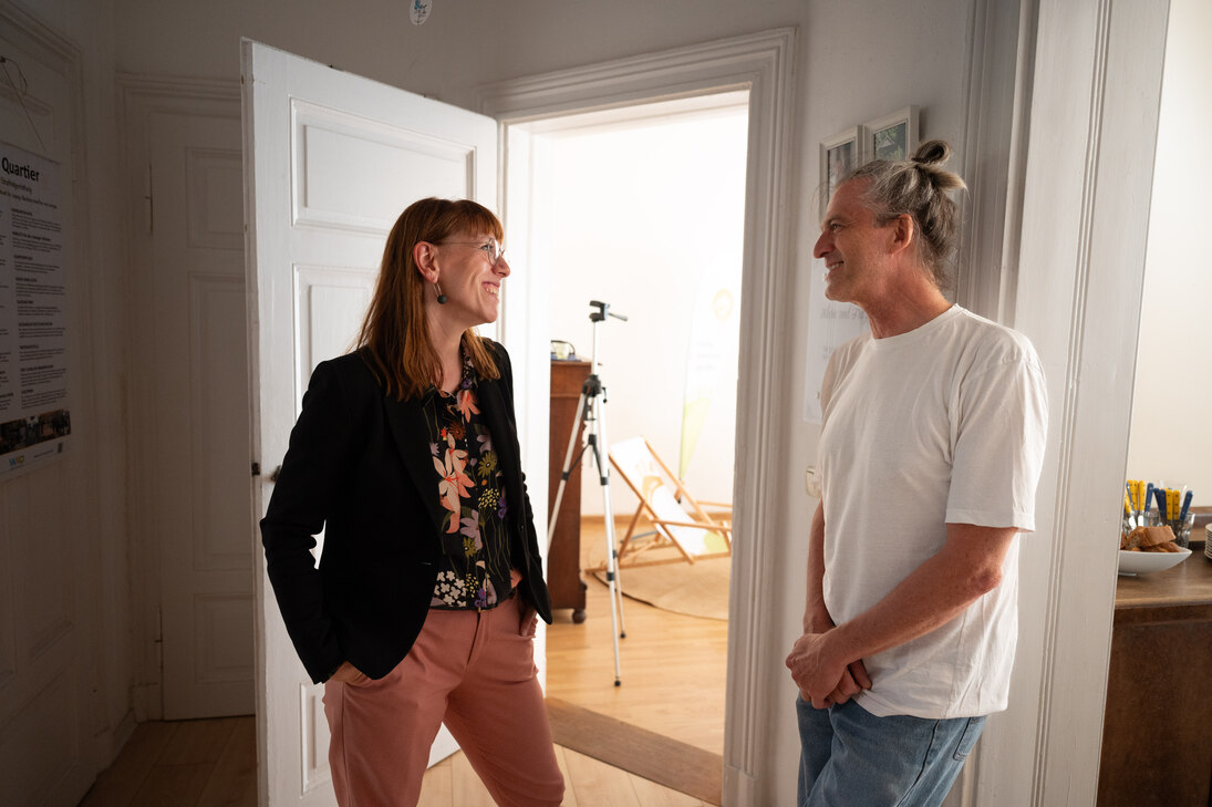 Minsiterin Meier und Thorsten Mehnert von Wir im Quartier unterhalten sich