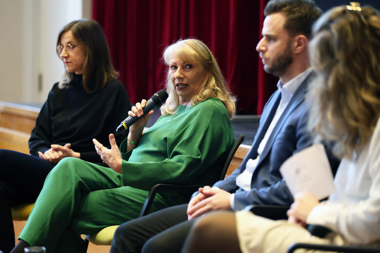 Ministerin Köpping auf dem Podium, links von ihr Vicki Felthaus, rechts von ihr Felix Hitzig und Franziska Stölzel.