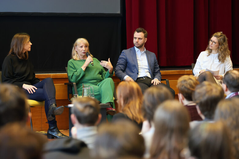 Ministerin Köpping auf dem Podium, links von ihr Vicki Felthaus, rechts von ihr Felix Hitzig und Franziska Stölzel.