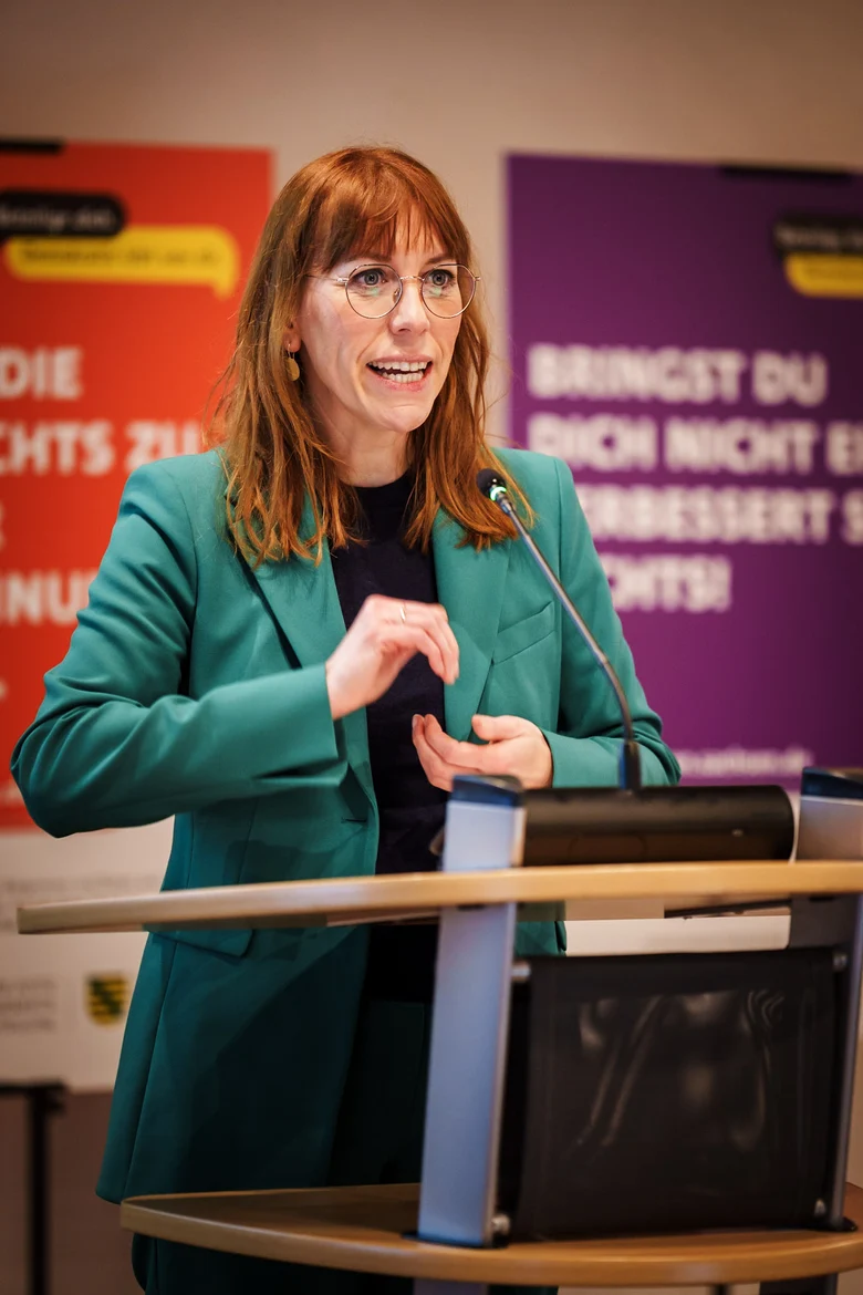 Ministerin Katja Meier trägt am Pult eine Rede vor.