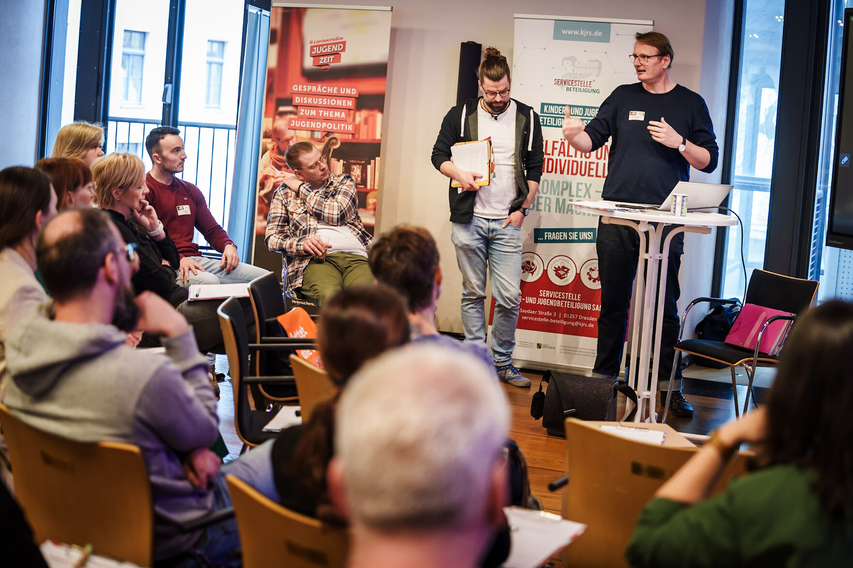zwei junge Männer tragen in einem Workshop ein Thema vor