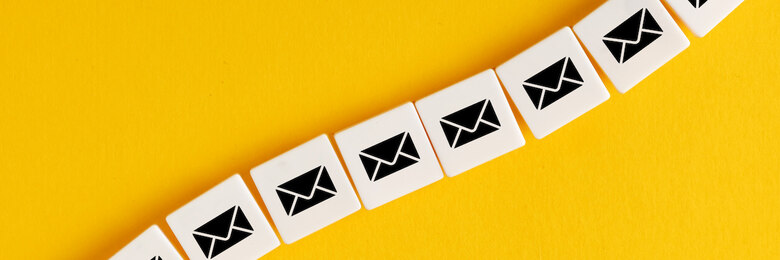 Vor einem gelben Hintergrund sind mehrere weiße Quadrate, auf denen schwarze Briefumschläge abgebildet sind, zu sehen.