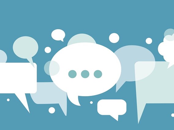 Vor einem hellblauen Hintergrund sind verschiedene weiße Sprechblasen zu sehen.