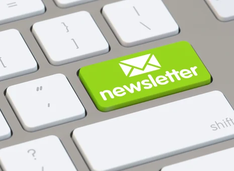 Abgebildet ist ein Teil einer Tastatur, auf der eine Taste mit der Aufschrift "newsletter" farblich hervorgehoben wurde.