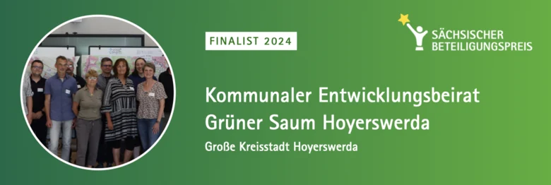 Vor einem grünen Hintergrund ist der Schriftzug "Finalist 2024 Kommunaler Entwicklungsbeirat Grüner Saum Hoyerswerda Große Kreisstadt Hoerswerda" sowie ein Bild aus dem Projekt, das verschiedene Erwachsende zeigt, abgebildet