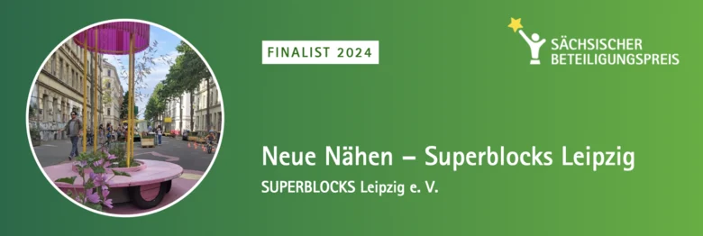 Vor einem grünen Hintergrund ist der Schriftzug "Finalist 2024 Neue Nähen - Superblocks Leipzig SUPERBLOCKS Leipzig e.V." sowie ein Bild aus dem Projekt, das eine Straße mit künstlerischen Interventionen zeigt, abgebildet