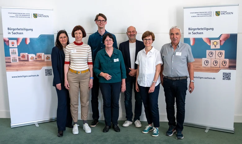 Die Mitglieder des Fachbeirats posieren für ein Gruppenfoto.