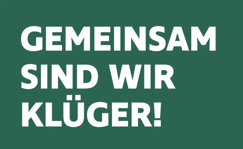 Auf einem dunkelgrünen Hintergrund steht in weißer Schrift "Gemeinsam sind wir klüger!".