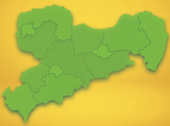 Vor einem gelben Hintergrund ist eine grüne Sachsenkarte zu sehen, auf der die Grenzen der Landkreise und kreisfreien Städte eingezeichnet sind.