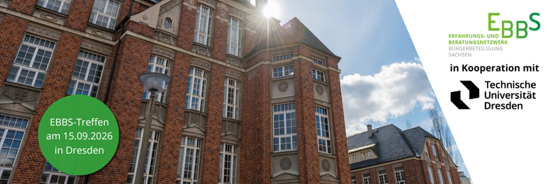 Im Hintergrund ist ein Gebäude der TU Dresden zu sehen, davor auf der linken Seite ein grüner Kreis mit den Eckdaten des EBBS-Treffen und auf der rechten Seite das Logo des EBBS und der TU Dresden.