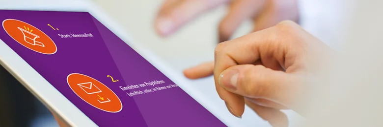 Eine Person hält ein Tablet in der Hand.