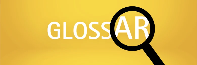Vor einem gelben Hintergrund steht in weißen Großbuchstaben "Glossar", über dem A und dem R schwebt eine schwarze Lupe.