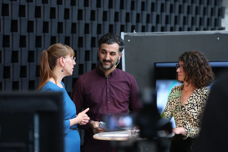 In einem Aufnahmestudio: Demokratieministerin Katja Meier im Gespräch mit Özcan Karadeniz und Marett Klahn.