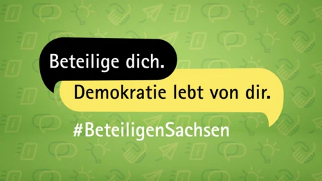 Vor einem hellgrünen Hintergrund, auf dem Icons der verschiedenen Beteiligungsstufen abgebildet sind, steht: "Beteilige dich. Demokratie lebt von dir. #BeteiligenSachsen".