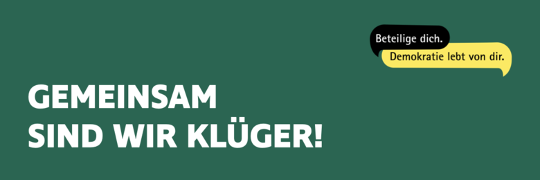 Vor einem dunkelgrünen Hintergrund steht in weißer Schrift: "Gemeinsam sind wir klüger!"
