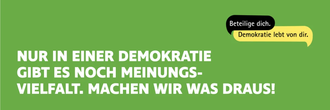 Vor einem hellgrünen Hintergrund steht in weißer Schrift: "Nur in einer Demokratie gibt es noch Meinungsvielfalt. Machen wir was draus!"