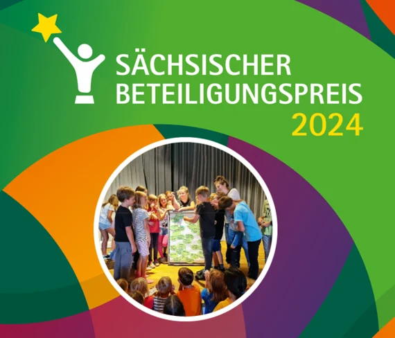 Vor einem bunten Hintergrund sind das Logo des Sächsischen Beteiligungspreises sowie der Schriftzug "Sächsischer Beteiligungspreis 2024" sowie ein Bild aus dem Projekt abgebildet.