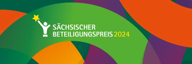 Im Vordergrund der Schriftzug "Sächsischer Beteiligungspreis 2024", im Hintergrund bunte Farben.