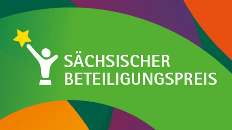 Vor einem Hintergrund mit verschiedenfarbigen Flächen sind das Logo des Sächsischen Beteiligungspreises und der Schriftzug "Sächsischer Beteiligungspreis" zu sehen.