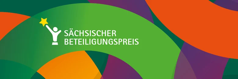 Vor einem Hintergrund mit verschiedenfarbigen Flächen sind das Logo des Sächsischen Beteiligungspreises und der Schriftzug "Sächsischer Beteiligungspreis" abgebildet.
