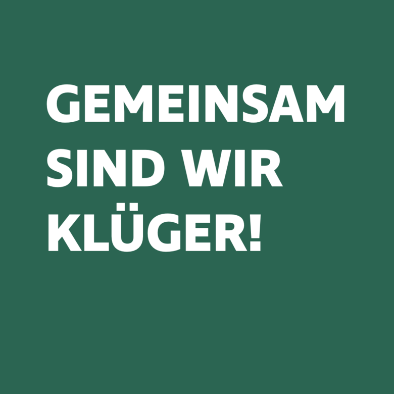 Vor einem dunkelgrünen Hintergrund steht in weißer Schrift: "Gemeinsam sind wir klüger!"