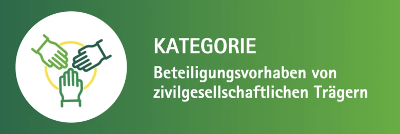 Vor einem grünen Hintergrund sind das Logo der Kategorie und der weiße Schriftzug "Kategorie Beteiligungsvorhaben von zivilgesellschaftlichen Trägern" abgebildet.