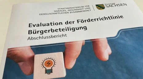 evaluationsbericht liegt auf Tisch