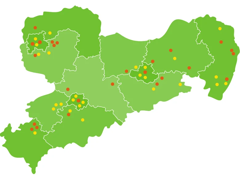 Auf einer grünen Karte von Sachsen ist mit gelben Punkten eingezeichnet, in welchen Orten bereits Beteiligungsprojekte umgesetzt werden.