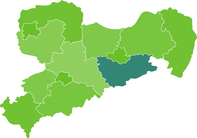 Grüne Karte von Sachsen, auf der der Landkreis Sächsische Schweiz-Osterzgebirge in dunkelgrün markiert ist.