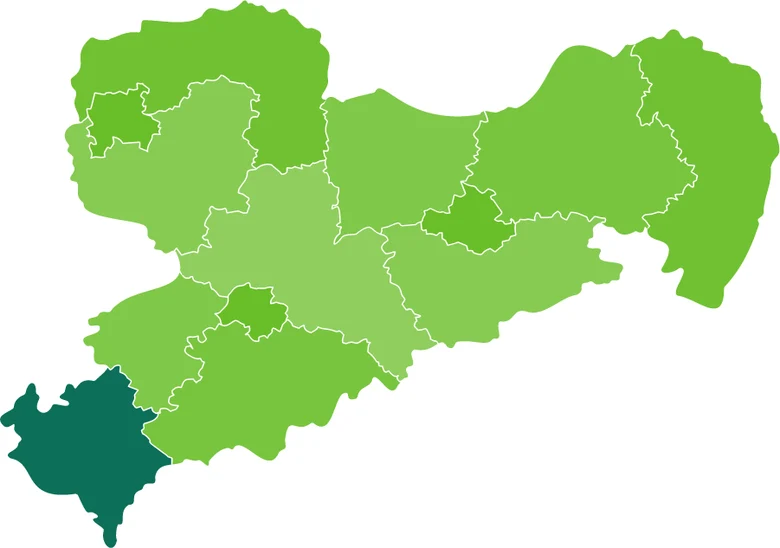 Grüne Karte von Sachsen, auf der der Vogtlandkreis in dunkelgrün markiert ist.