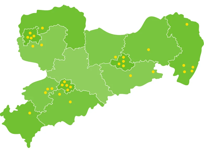 Auf einer grünen Karte von Sachsen ist mit gelben Punkten eingezeichnet, in welchen Orten bereits Beteiligungsprojekte umgesetzt werden.